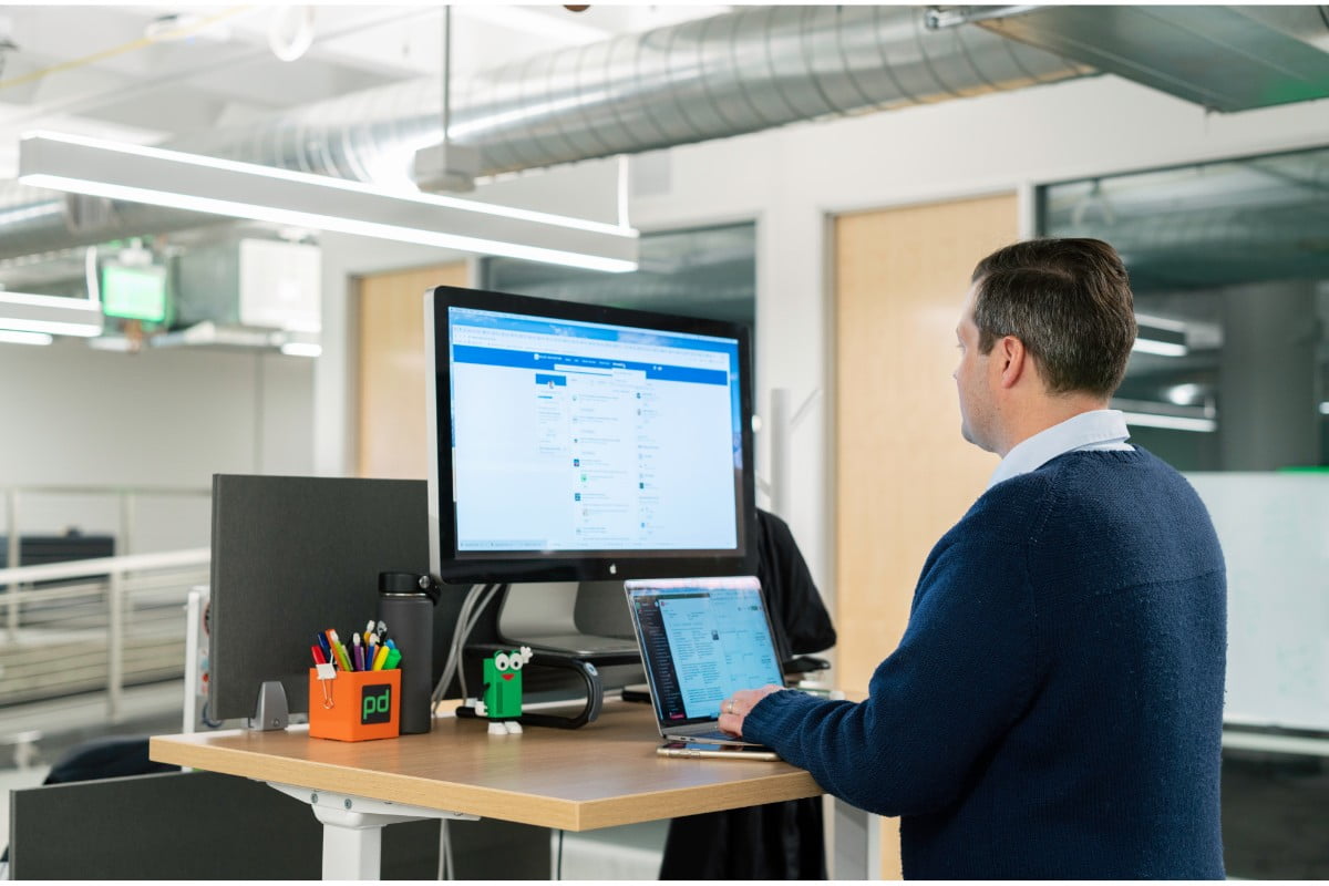 Homme prospectant sur Linkedin