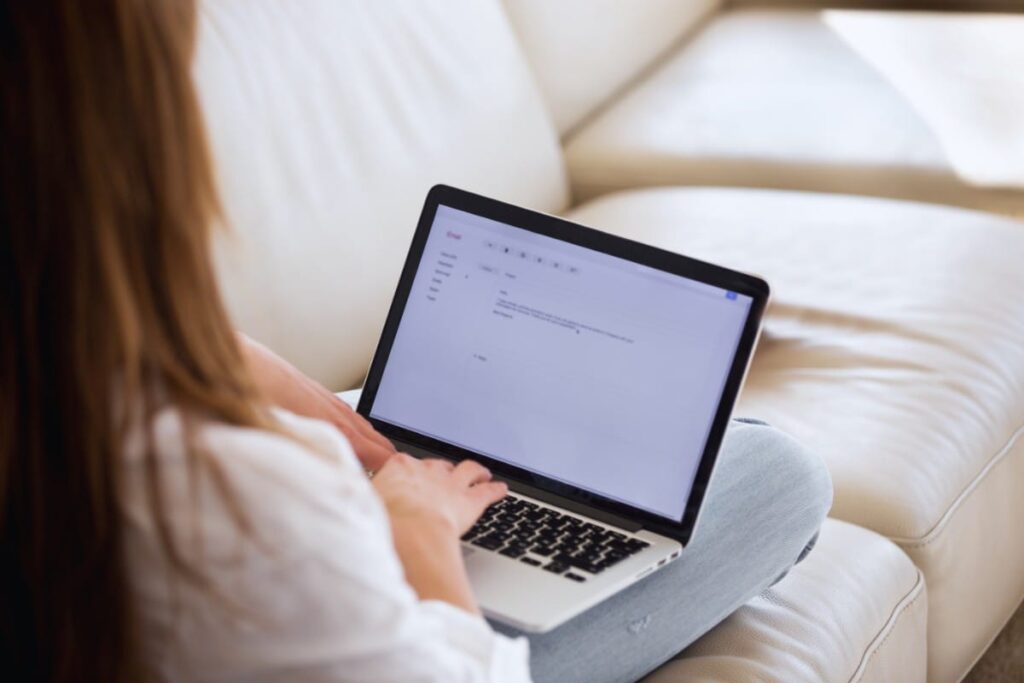 femme rédigeant un mail